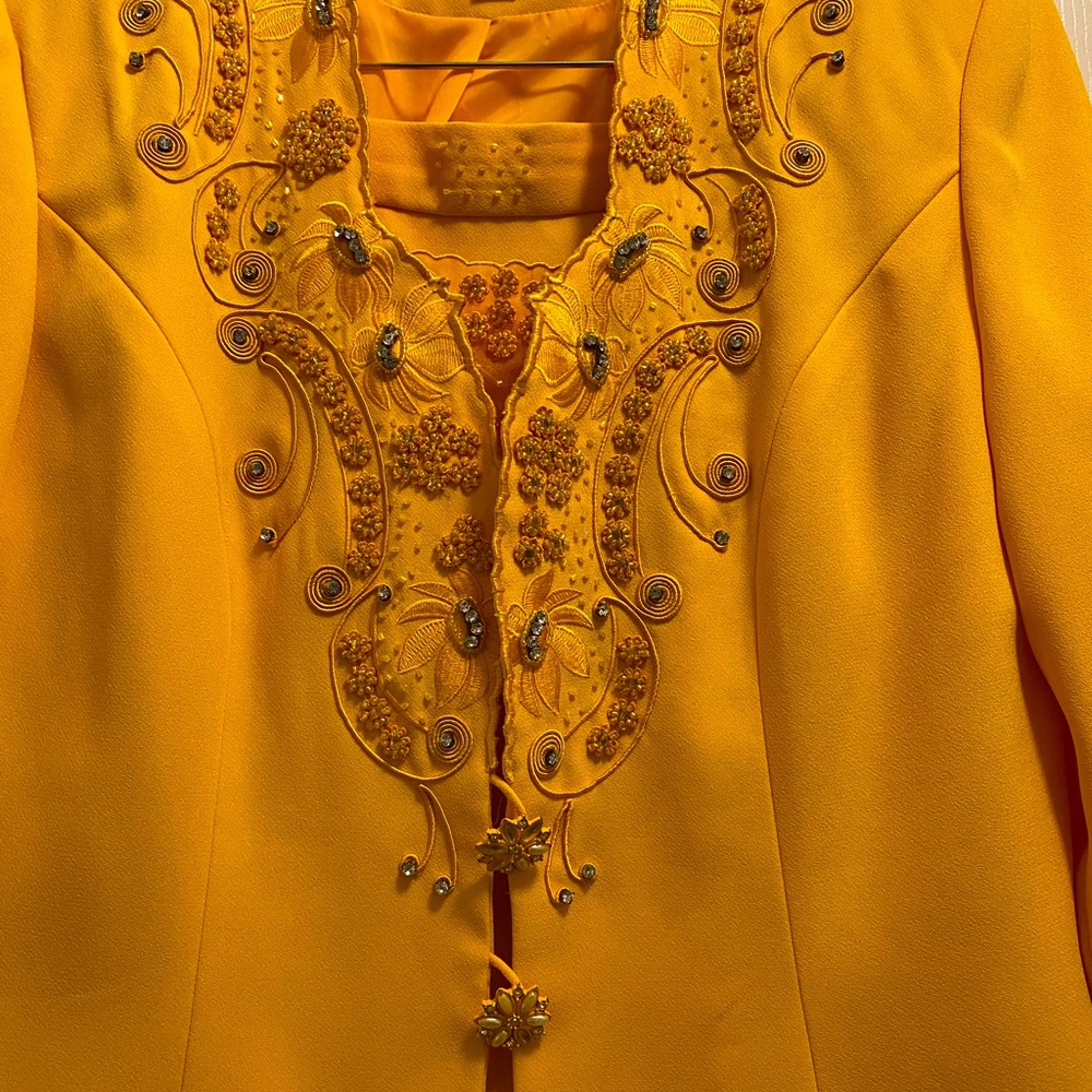 Beautiful Women’s Dress Suit in excellent condition